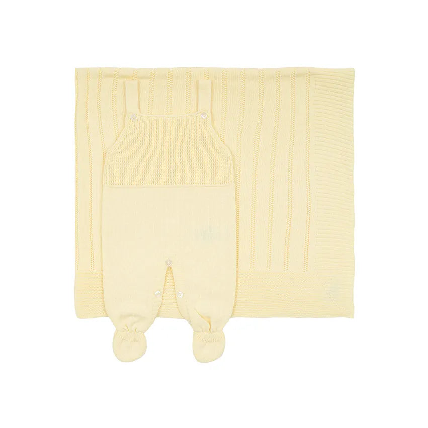 saída maternidade bambu amarelo bebê com jardineira de tricô sobreposta em manta com bordas rendadas