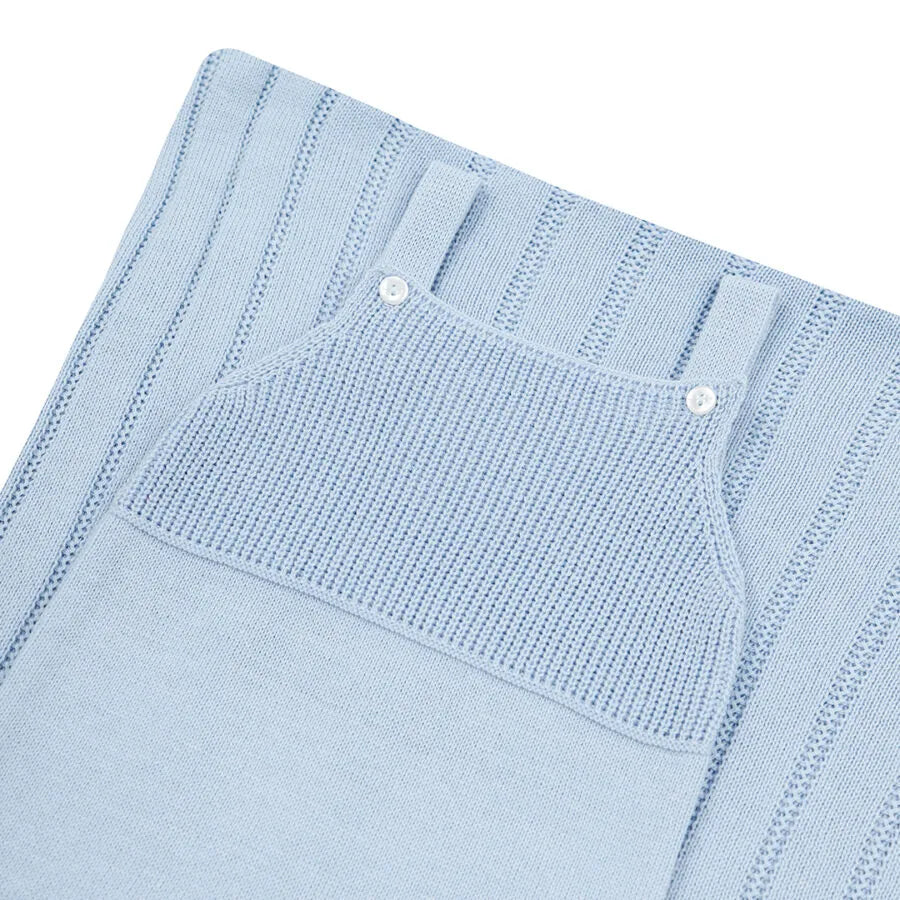 saída maternidade bambu azul bebê, com jardineira de tricot e botões de madrepérola e manta canelada