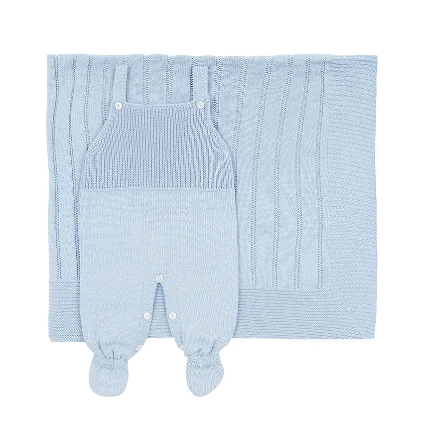 saída maternidade bambu azul bebê, com jardineira de tricot e botões de madrepérola e manta canelada