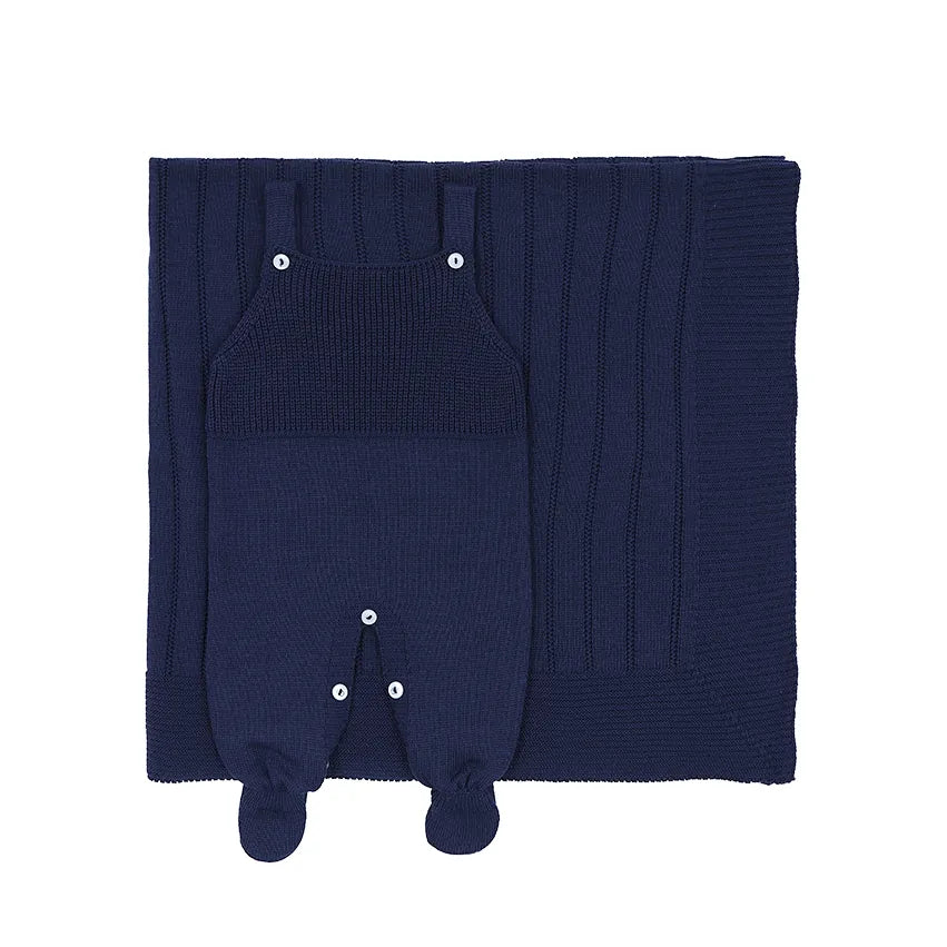 saída maternidade bambu azul marinho, jardineira de tricot com pés e manta com detalhe canelado