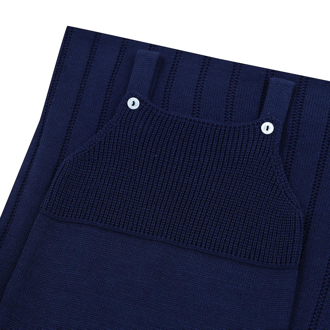 saída maternidade bambu azul marinho, jardineira de tricot com pés e manta com detalhe canelado