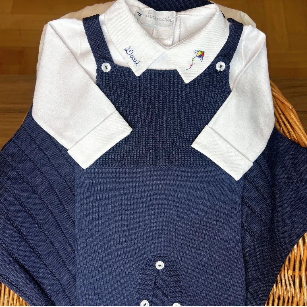 saída maternidade bambu azul marinho, jardineira de tricot com pés e manta com detalhe canelado