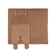 saída maternidade bambu caramelo com jardineira de tricô e botões brancos sobreposta em manta texturizada