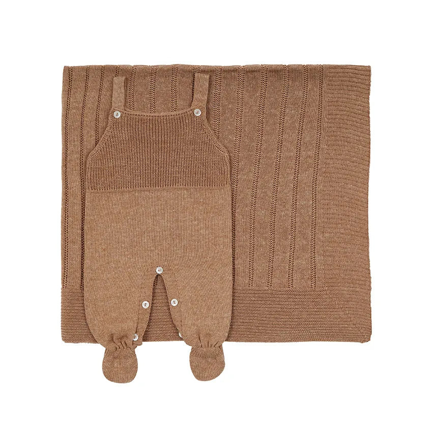 saída maternidade bambu caramelo com jardineira de tricô e botões brancos sobreposta em manta texturizada