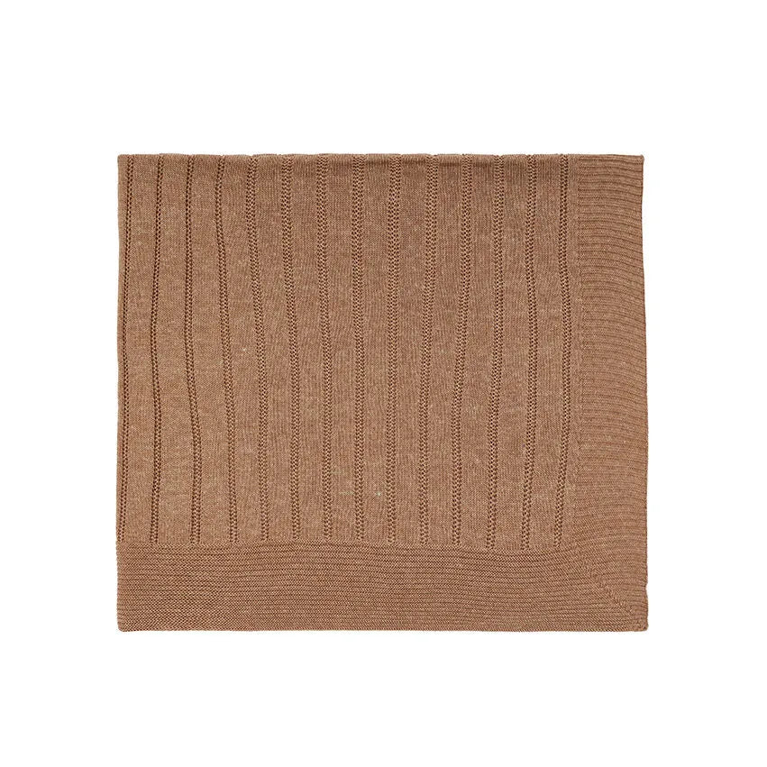 saída maternidade bambu caramelo com jardineira de tricô e botões brancos sobreposta em manta texturizada