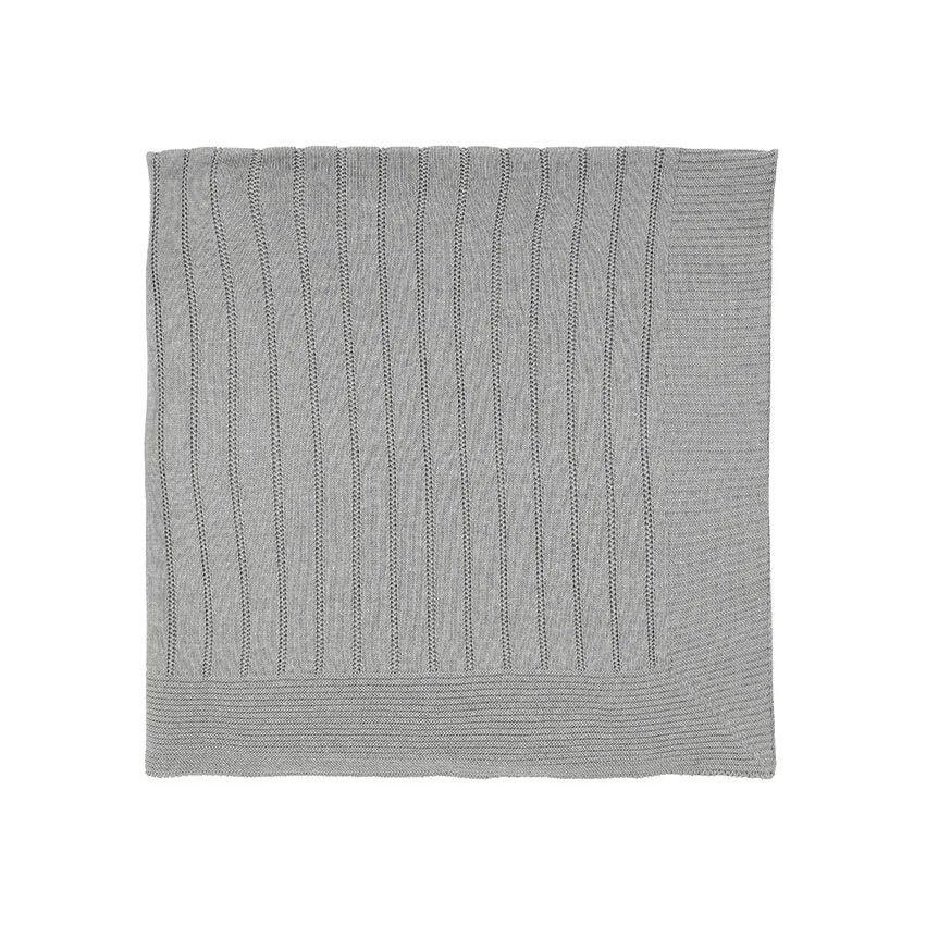 saída maternidade bambu cinza com jardineira de tricô em frente a manta com detalhes em listras verticais