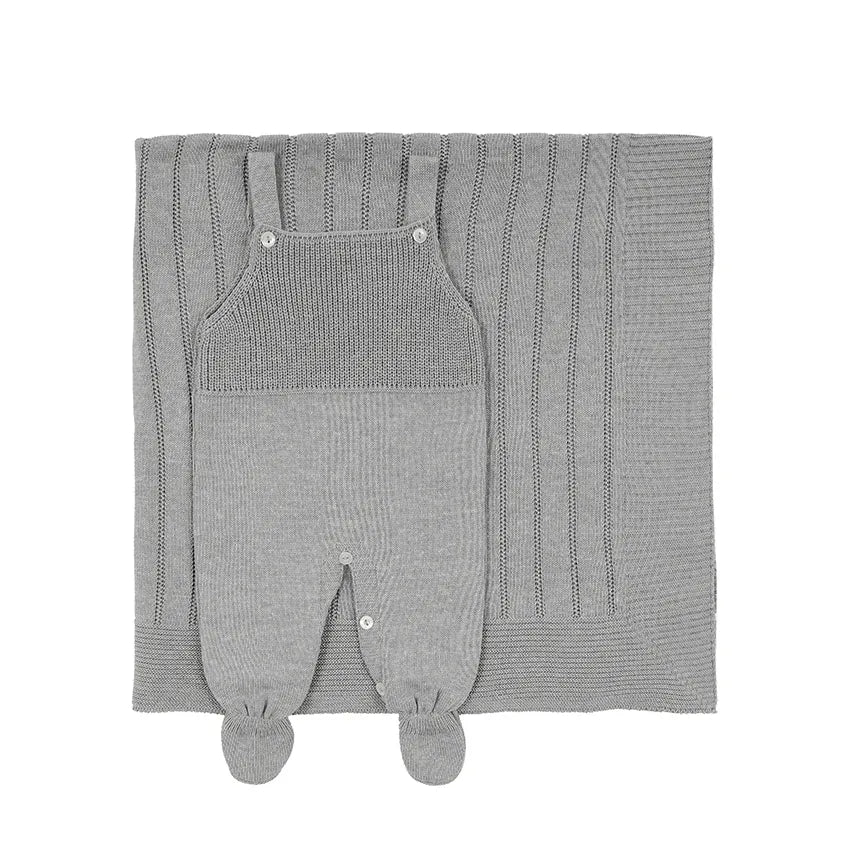 saída maternidade bambu cinza com jardineira de tricô em frente a manta com detalhes em listras verticais