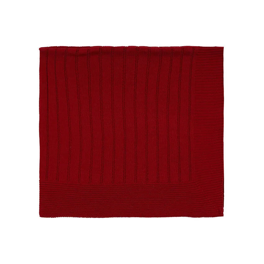 saída maternidade bambu vermelha, com jardineira de tricot canelado e manta com ponto barra vertical