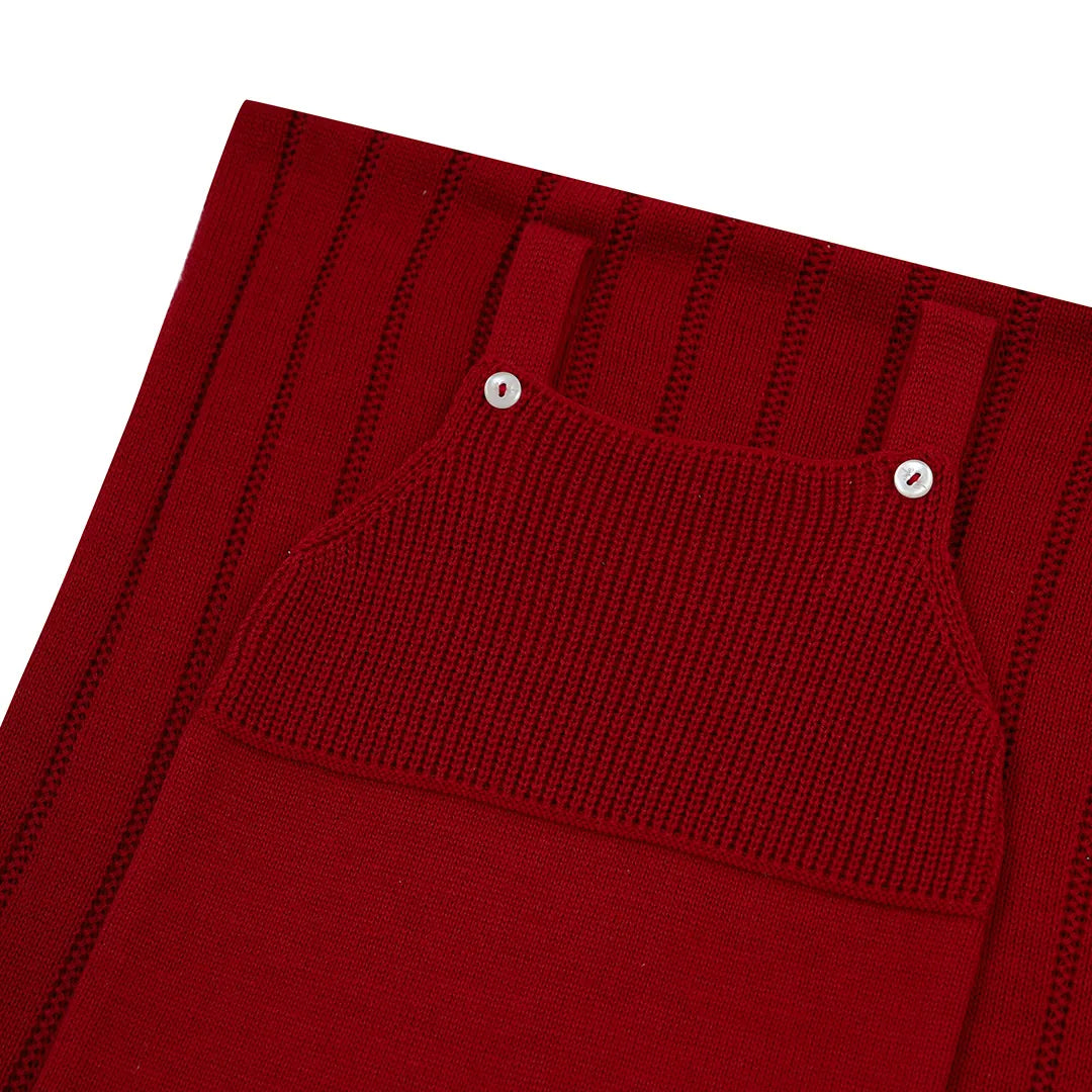 saída maternidade bambu vermelha, com jardineira de tricot canelado e manta com ponto barra vertical