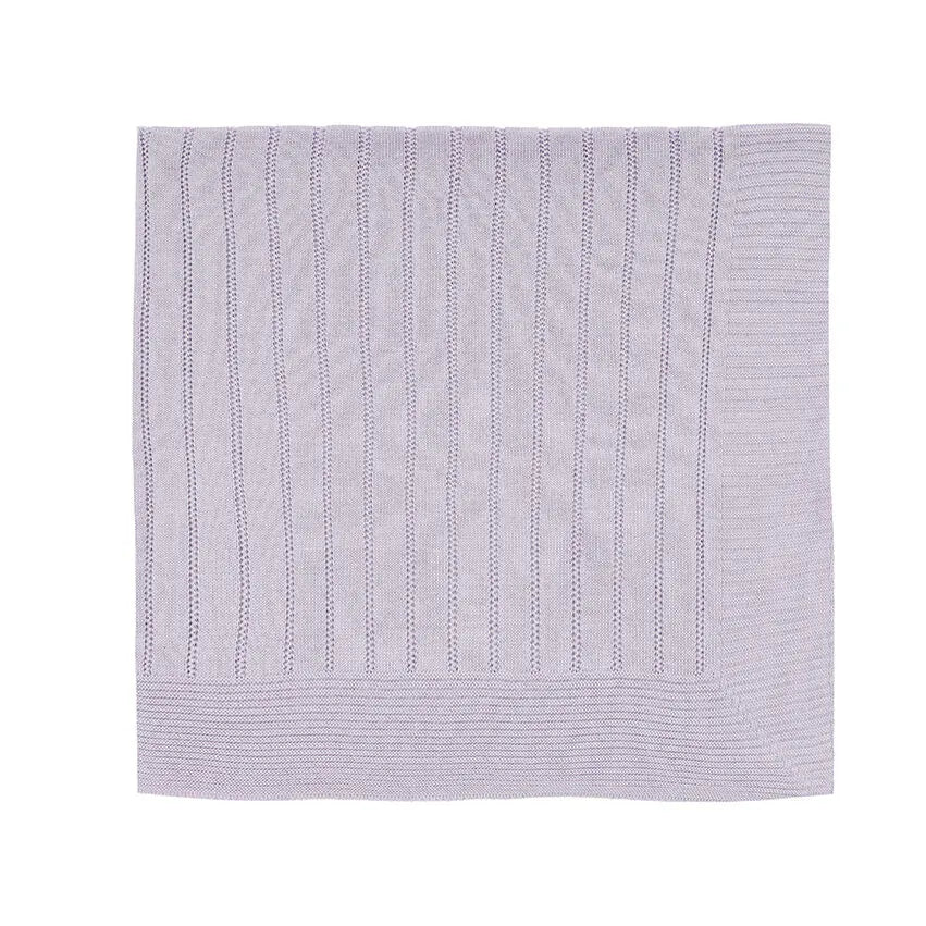 saída maternidade bambu lilás em tricô macio, com jardineira de alças e pezinho e manta combinando em tom suave