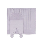 saída maternidade bambu lilás em tricô macio, com jardineira de alças e pezinho e manta combinando em tom suave