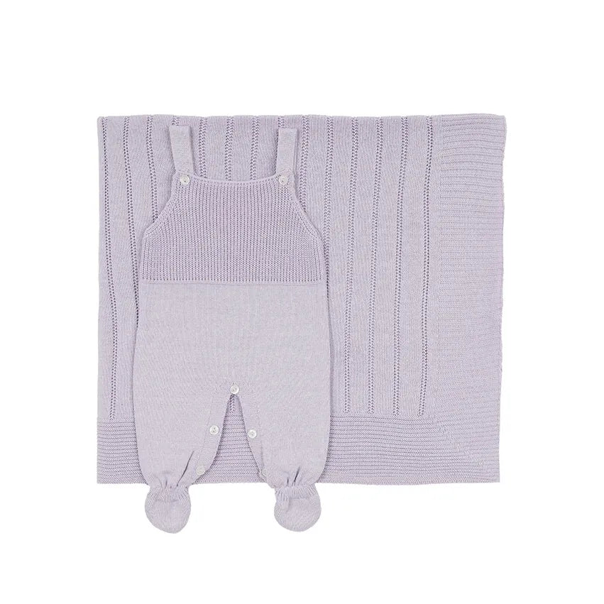 saída maternidade bambu lilás em tricô macio, com jardineira de alças e pezinho e manta combinando em tom suave