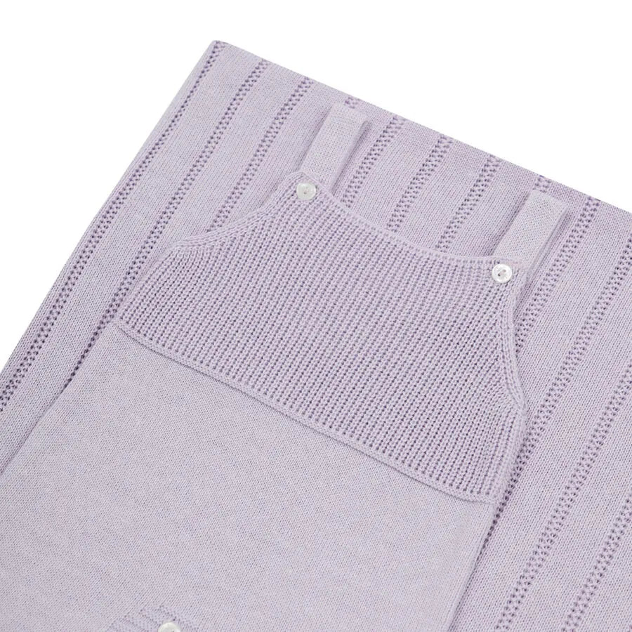 saída maternidade bambu lilás em tricô macio, com jardineira de alças e pezinho e manta combinando em tom suave