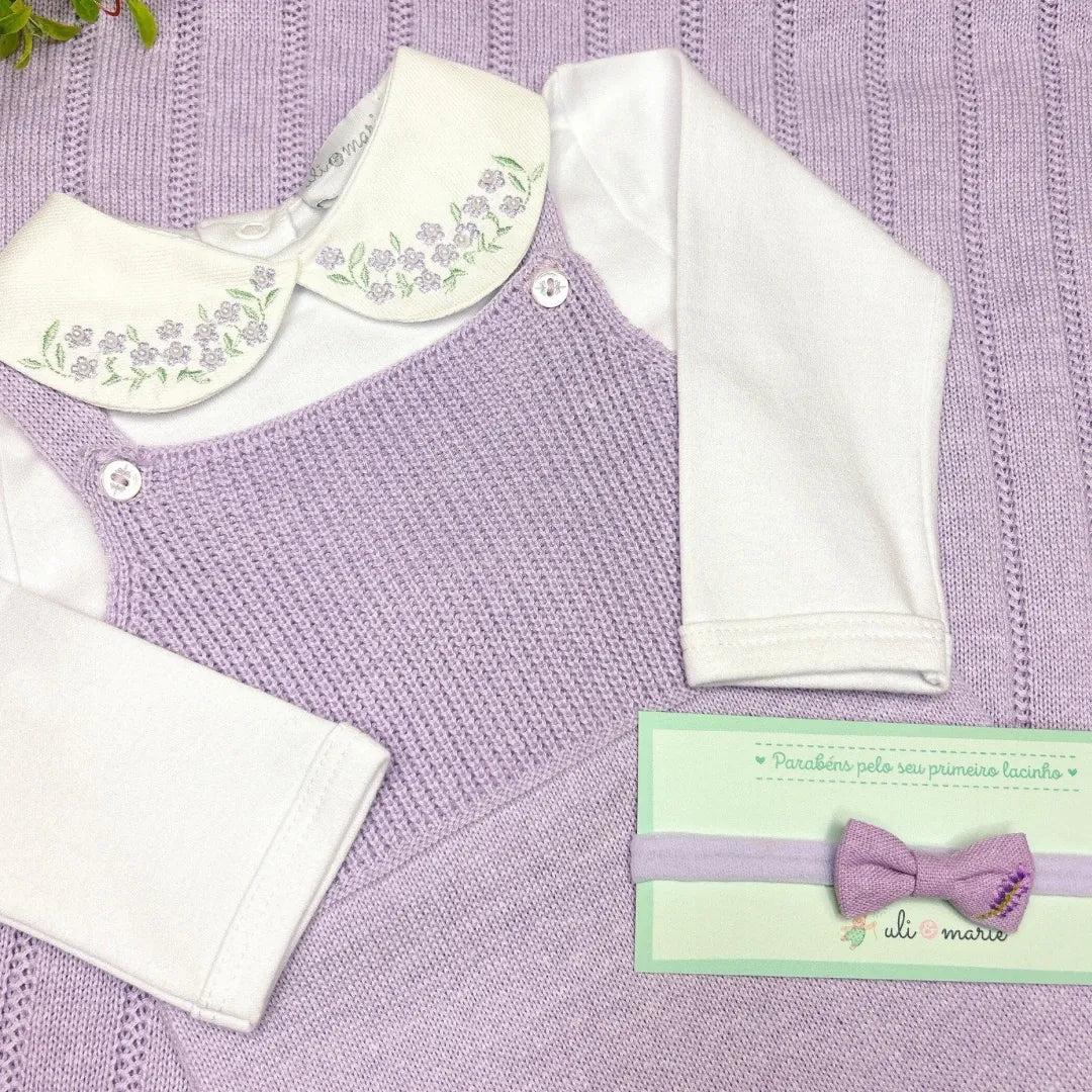 saída maternidade bambu lilás em tricô macio, com jardineira de alças e pezinho e manta combinando em tom suave