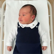 saída maternidade bambu marinho, jardineira de tricot com body gola personalizada davi e bordado de pipa