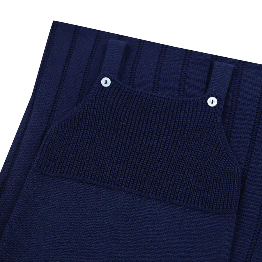 saída maternidade bambu marinho, jardineira de tricot com body gola personalizada davi e bordado de pipa