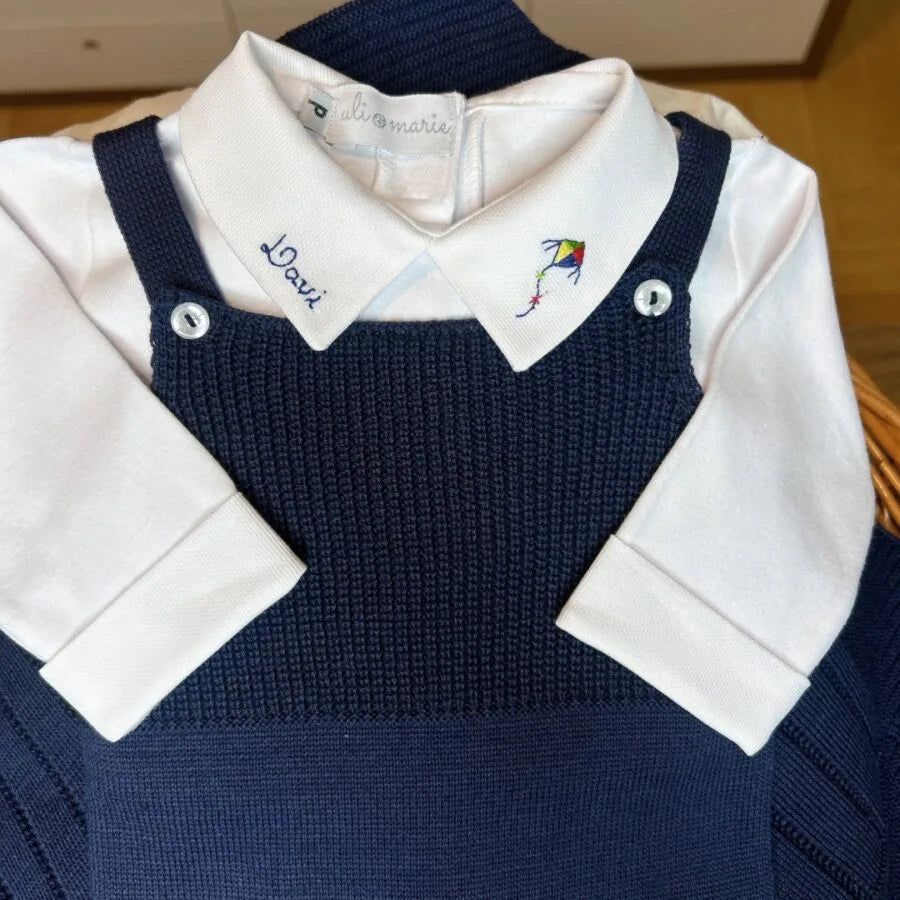 saída maternidade bambu marinho, jardineira de tricot com body gola personalizada davi e bordado de pipa