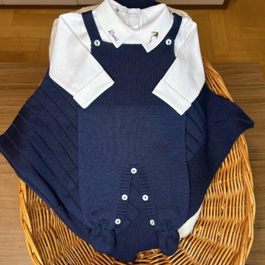 saída maternidade bambu marinho, jardineira de tricot com body gola personalizada davi e bordado de pipa