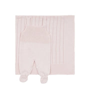 saída maternidade bambu rosa bebê com jardineira de tricô em frente a manta com detalhes em listras verticais