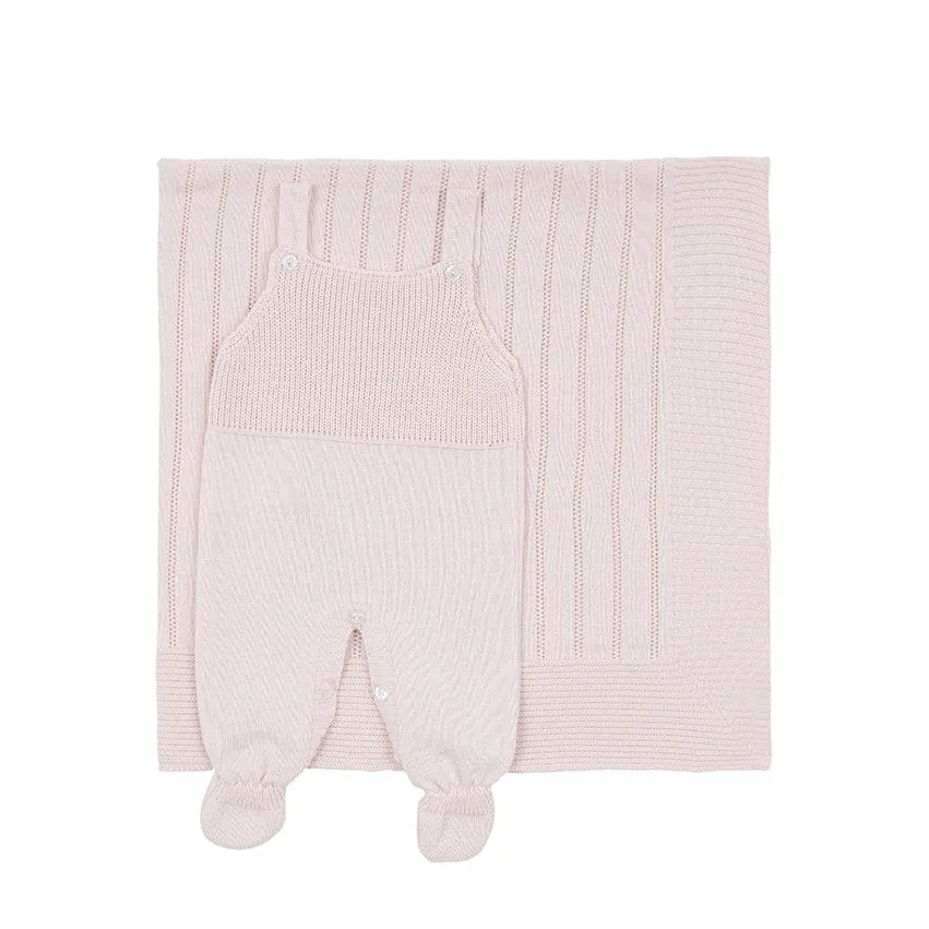 saída maternidade bambu rosa bebê com jardineira de tricô em frente a manta com detalhes em listras verticais