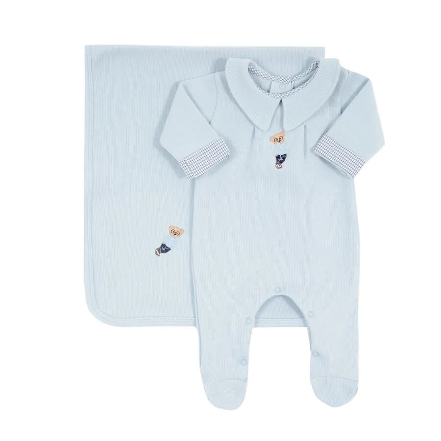 saída maternidade bernardo azul bebê, macacão e manta, ambos com detalhe de bordado de ursinho vestido