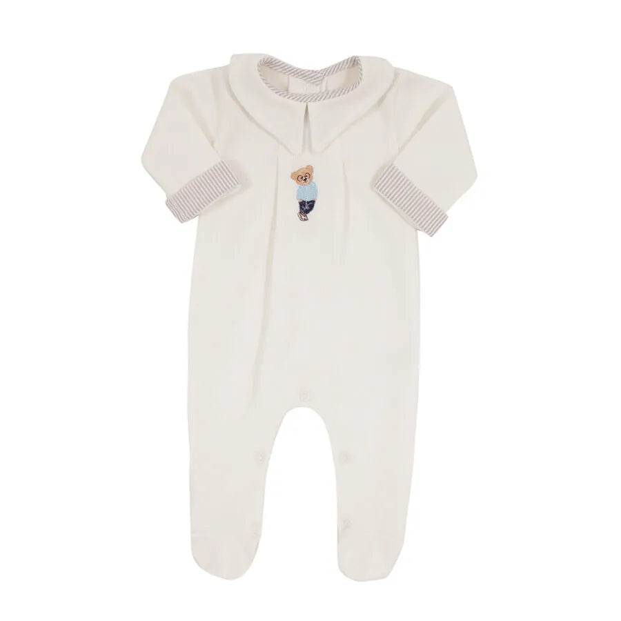 saída maternidade bernardo off-white com macacão e manta, ambos com bordado de urso no centro