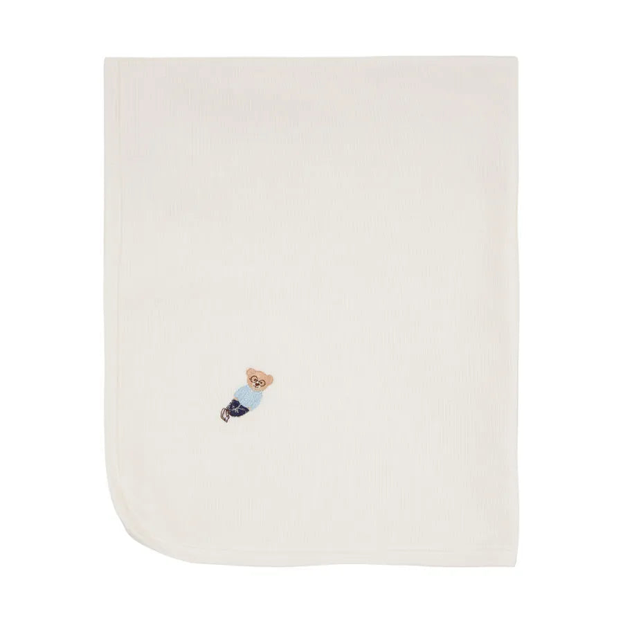 saída maternidade bernardo off-white com macacão e manta, ambos com bordado de urso no centro