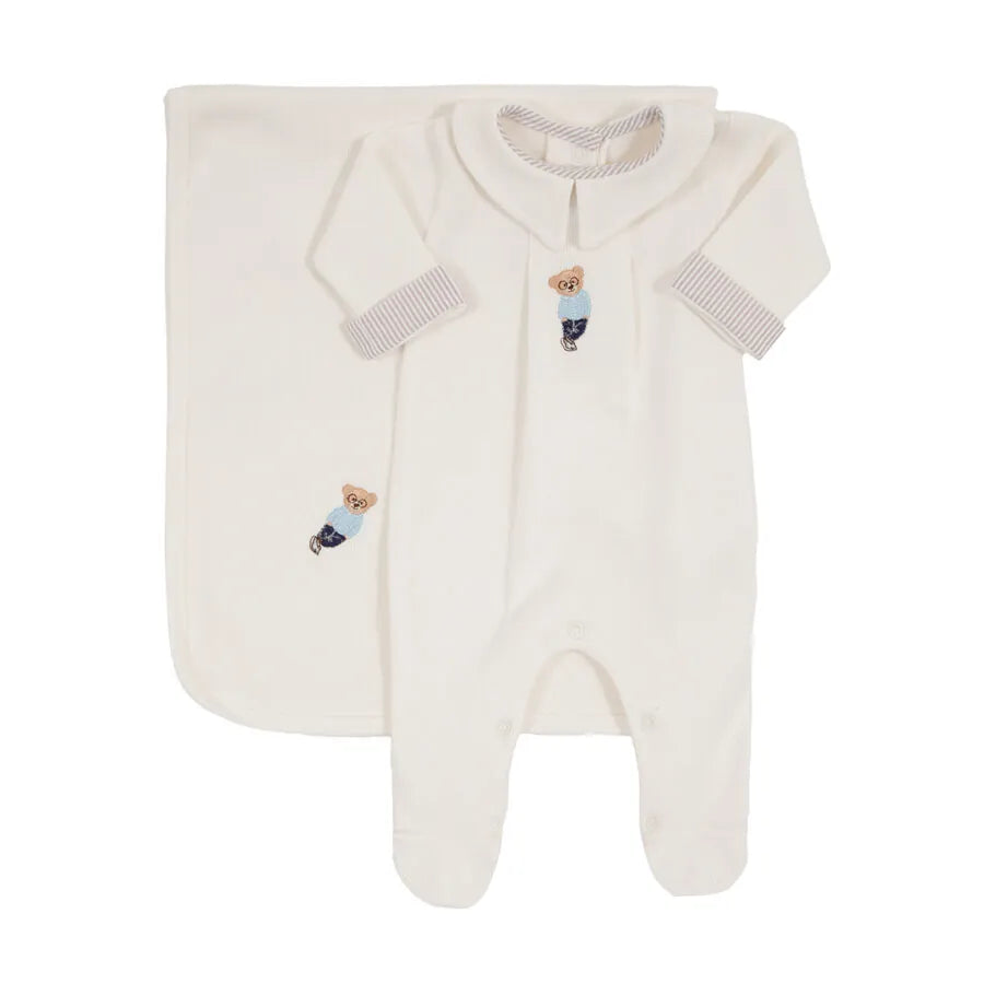 saída maternidade bernardo off-white com macacão e manta, ambos com bordado de urso no centro