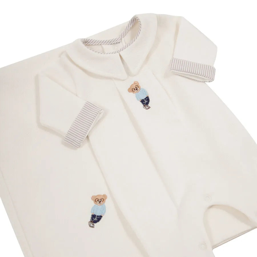 saída maternidade bernardo off-white com macacão e manta, ambos com bordado de urso no centro
