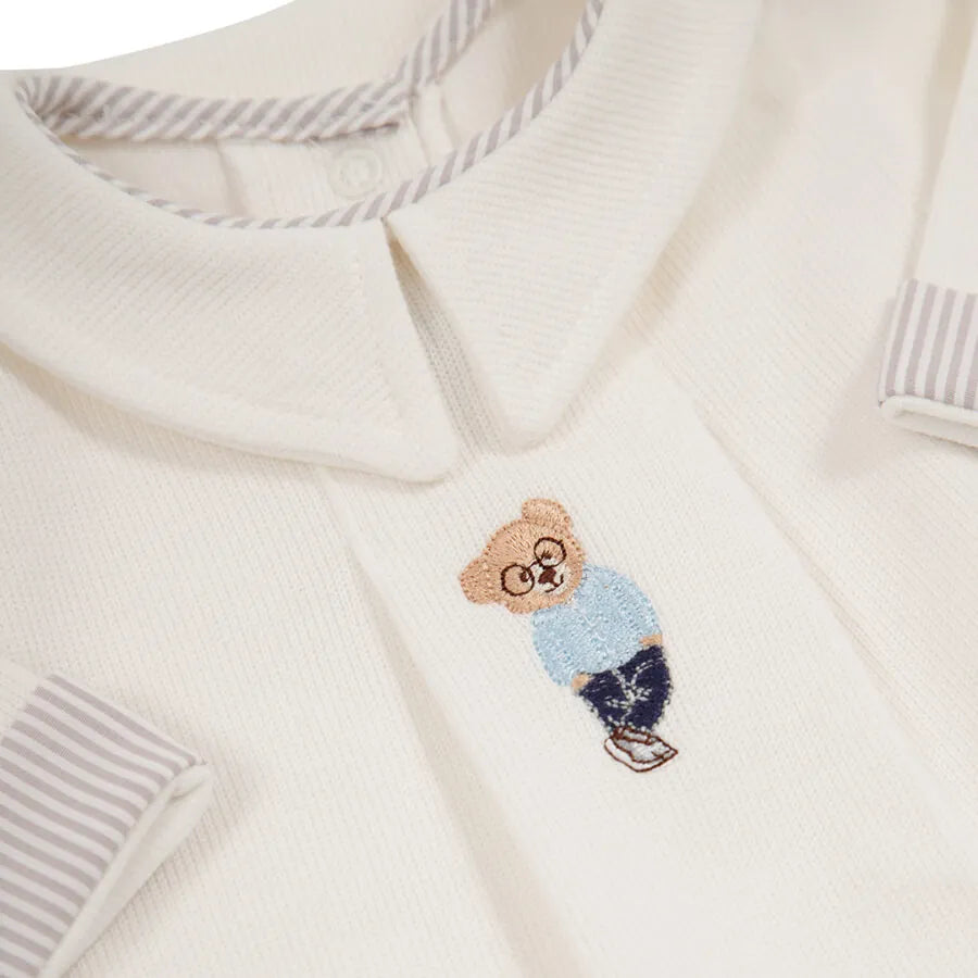 saída maternidade bernardo off-white com macacão e manta, ambos com bordado de urso no centro
