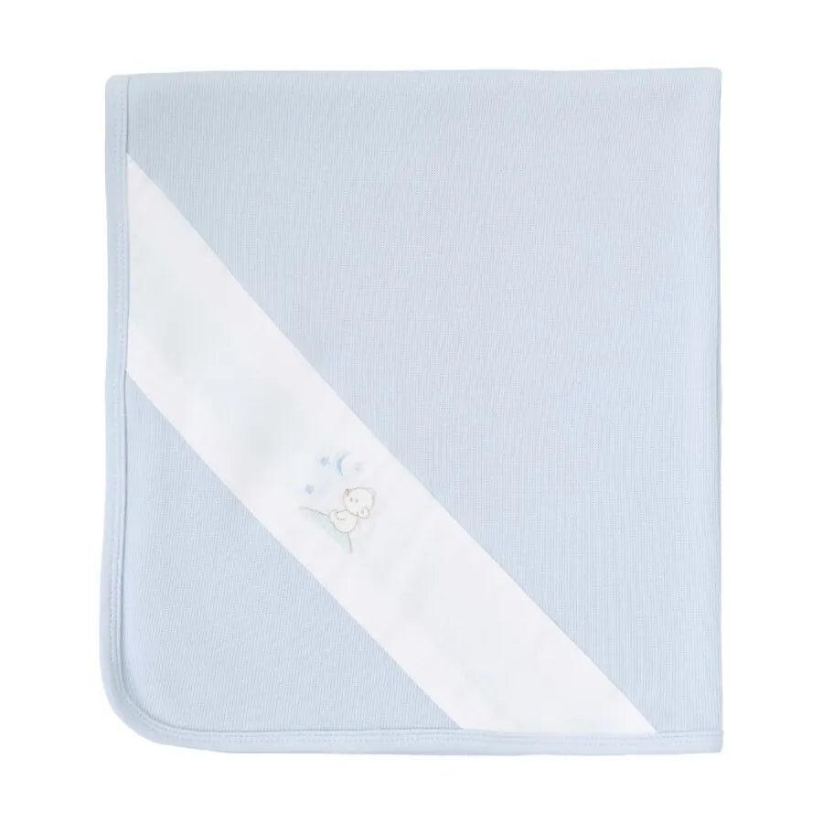 saída maternidade bons sonhos azul bebê com macacão e manta de tricot, pala branca bordada com ursinho e lua