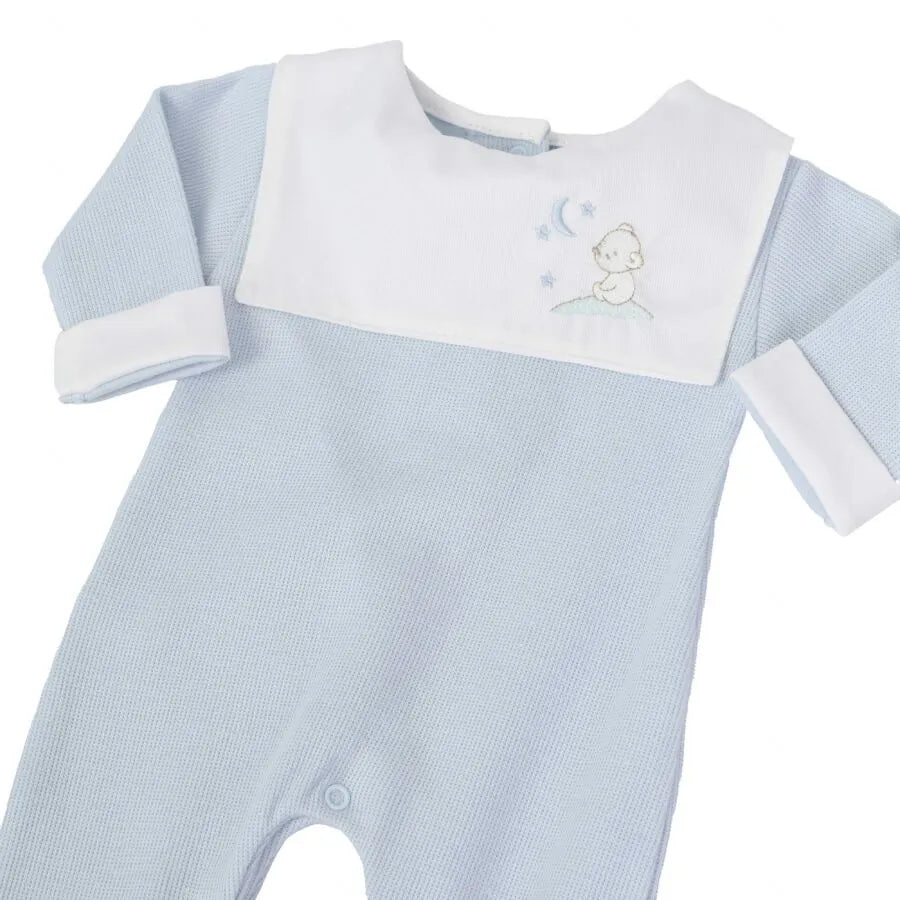 saída maternidade bons sonhos azul bebê com macacão e manta de tricot, pala branca bordada com ursinho e lua