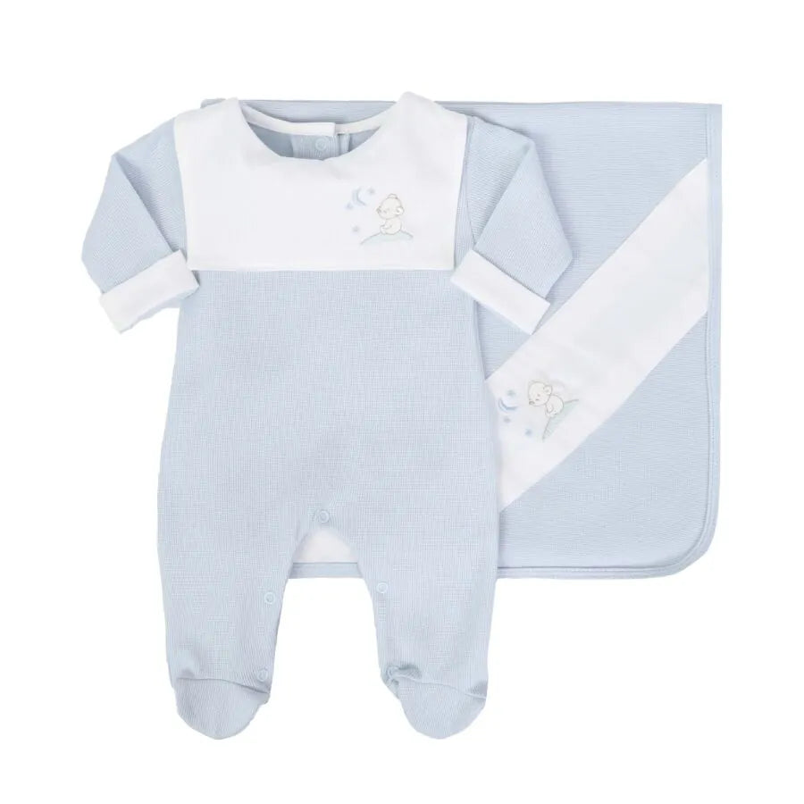 saída maternidade bons sonhos azul bebê com macacão e manta de tricot, pala branca bordada com ursinho e lua