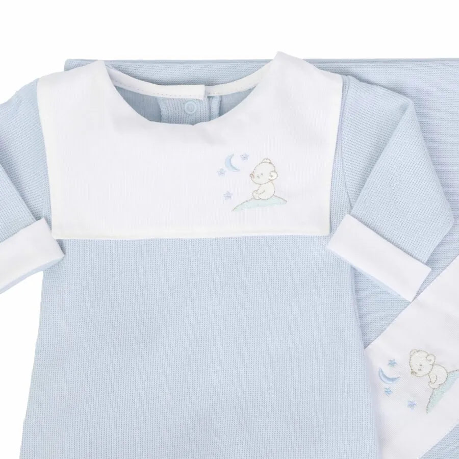 saída maternidade bons sonhos azul bebê com macacão e manta de tricot, pala branca bordada com ursinho e lua