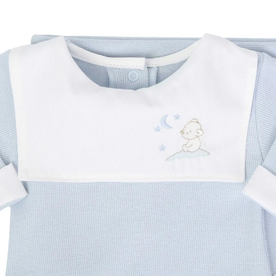 saída maternidade bons sonhos azul bebê com macacão e manta de tricot, pala branca bordada com ursinho e lua