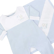 saída maternidade bons sonhos azul bebê com macacão e manta de tricot, pala branca bordada com ursinho e lua