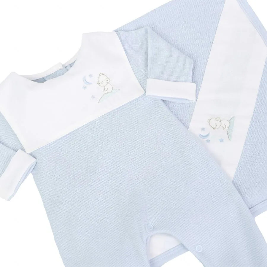 saída maternidade bons sonhos azul bebê com macacão e manta de tricot, pala branca bordada com ursinho e lua