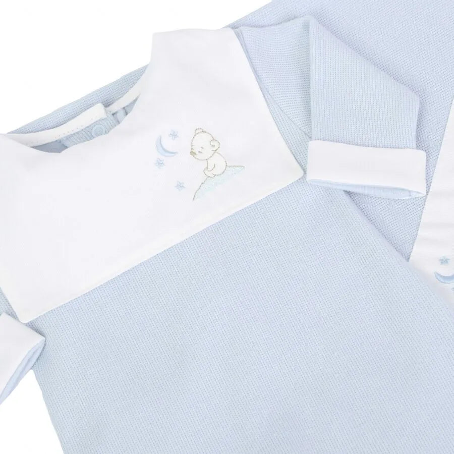 saída maternidade bons sonhos azul bebê com macacão e manta de tricot, pala branca bordada com ursinho e lua