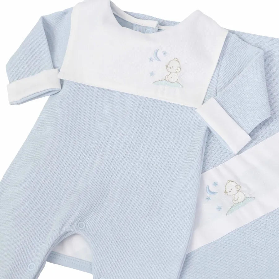 saída maternidade bons sonhos azul bebê com macacão e manta de tricot, pala branca bordada com ursinho e lua