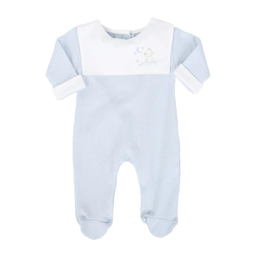 saída maternidade bons sonhos azul bebê com macacão e manta de tricot, pala branca bordada com ursinho e lua