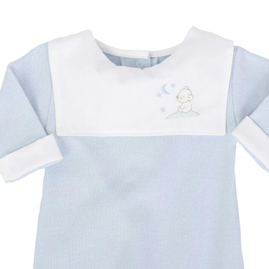 saída maternidade bons sonhos azul bebê com macacão e manta de tricot, pala branca bordada com ursinho e lua