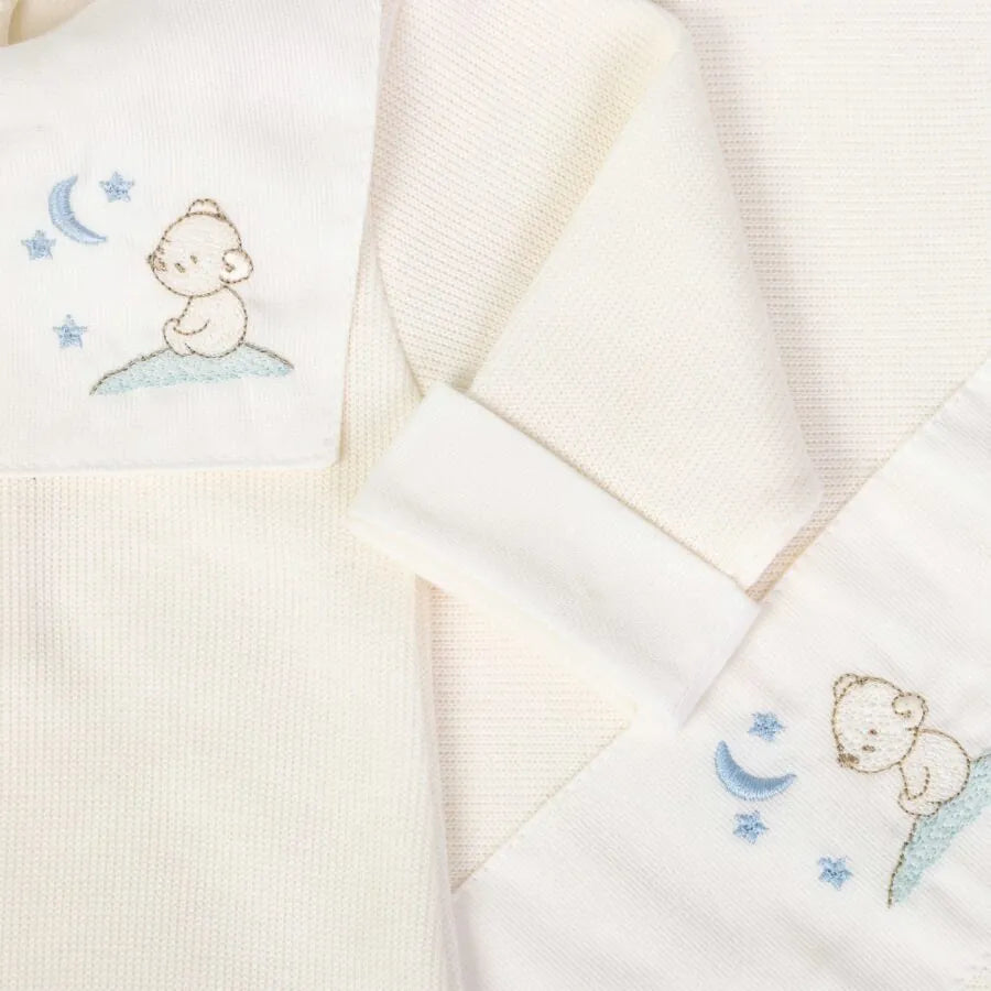 saída maternidade bons sonhos off-white com macacão e manta de tricot, pala bordada com ursinho e lua