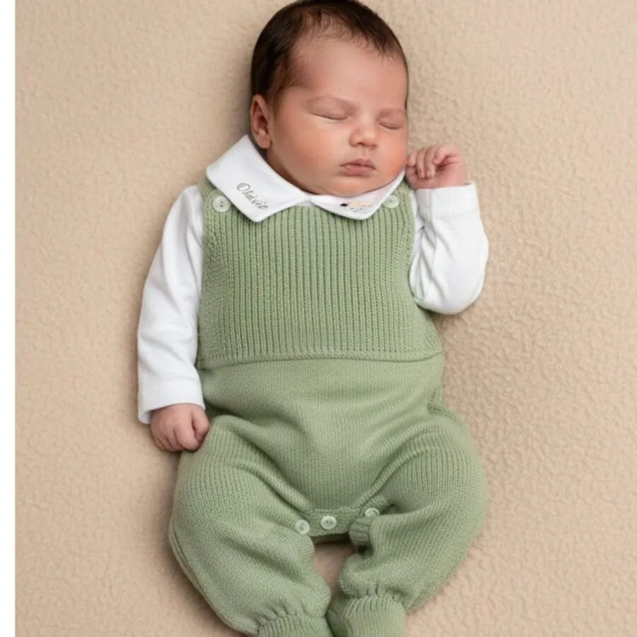 saída maternidade carneirinho personalizada verde musgo em tricô macio, com jardineira de alças e manta combinando