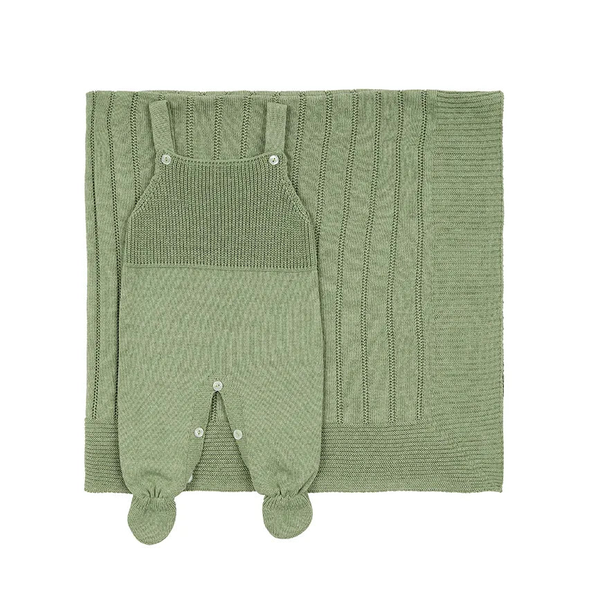 saída maternidade carneirinho personalizada verde musgo em tricô macio, com jardineira de alças e manta combinando