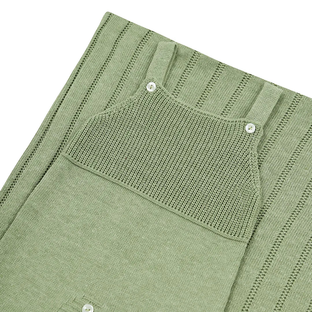 saída maternidade carneirinho personalizada verde musgo em tricô macio, com jardineira de alças e manta combinando