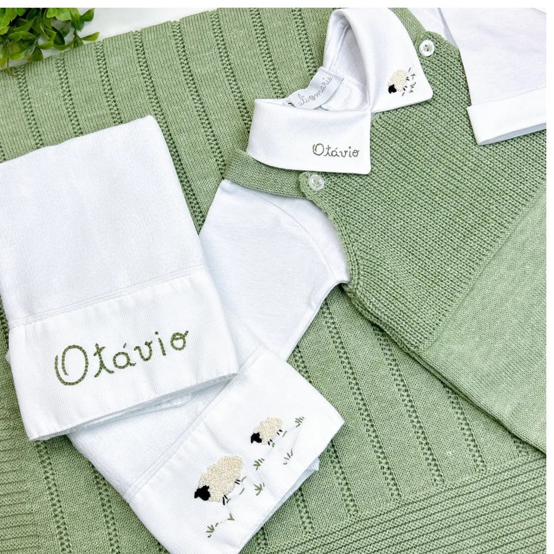 saída maternidade carneirinho personalizada verde musgo em tricô macio, com jardineira de alças e manta combinando
