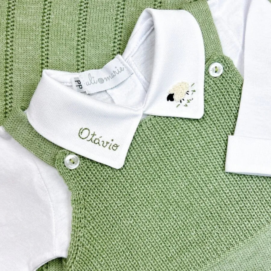 saída maternidade carneirinho personalizada verde musgo em tricô macio, com jardineira de alças e manta combinando