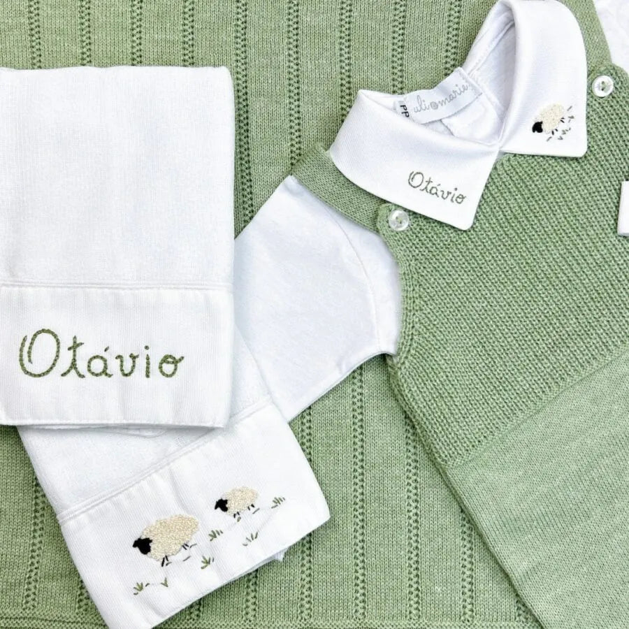 saída maternidade carneirinho personalizada verde musgo em tricô macio, com jardineira de alças e manta combinando