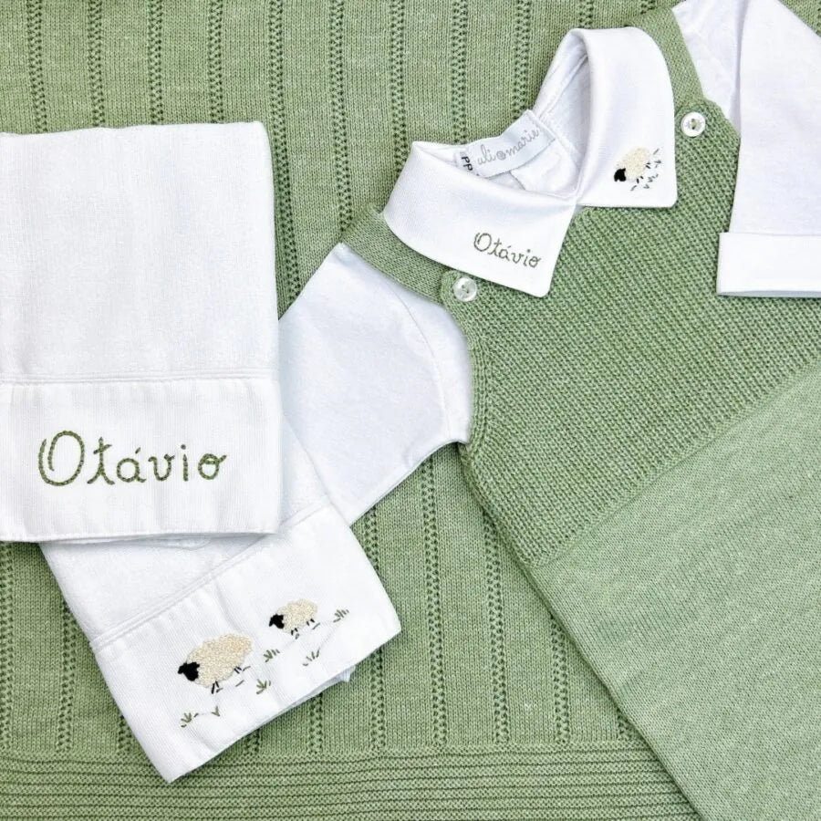 saída maternidade carneirinho personalizada verde musgo em tricô macio, com jardineira de alças e manta combinando