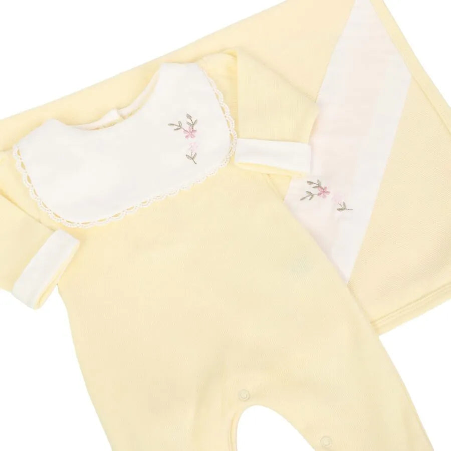 saída maternidade carol amarelo bebê com macacão e manta de tricot, pala branca bordada com flores delicadas